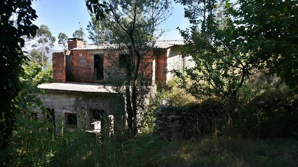 Casa no Gerês para restauro com Terreno e vistas magnificas sobre a montanha - Image 30