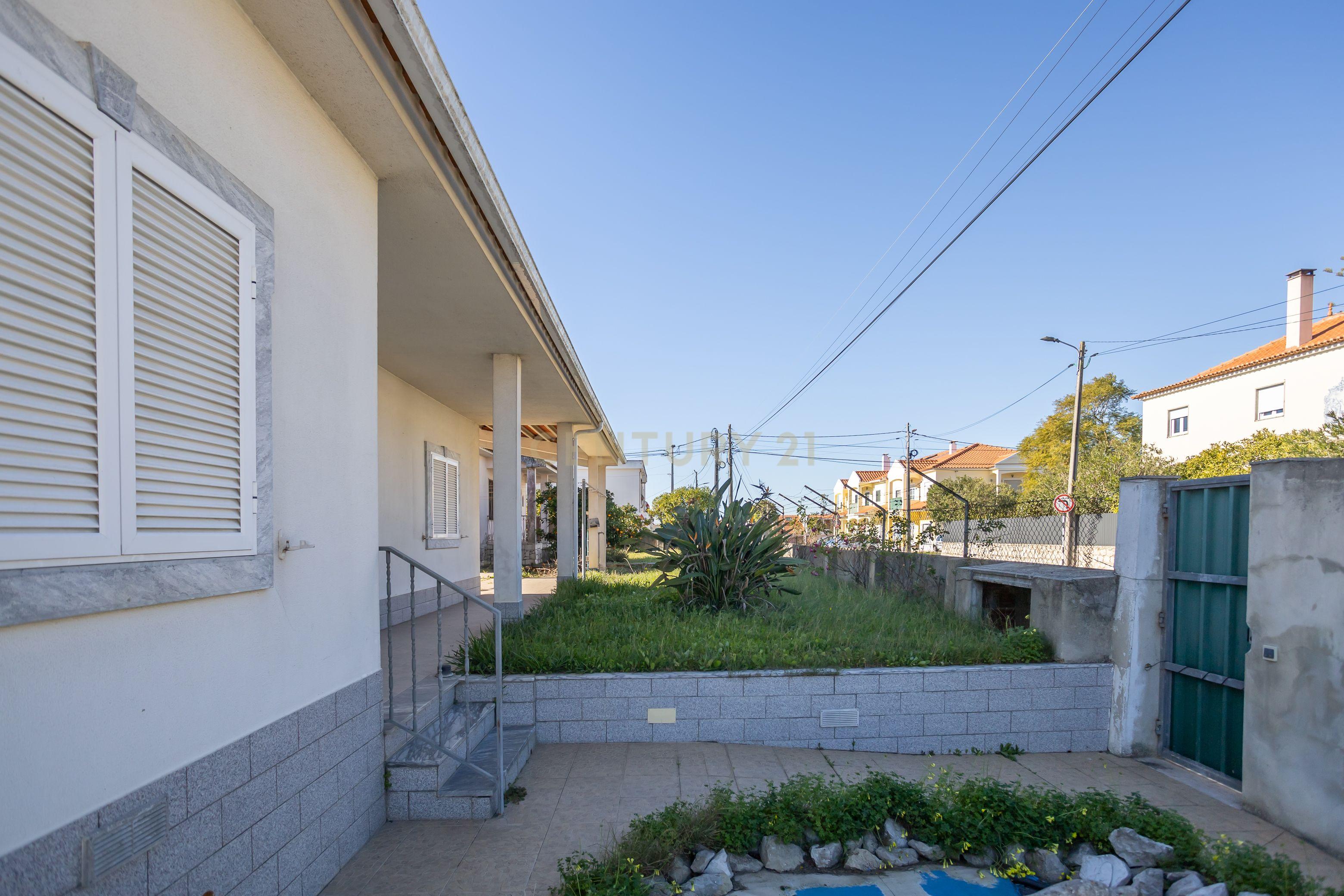 MORADIA TÉRREA T3 COM SÓTÃO E GARAGEM + MORADIA T5 (Benfeitoria) - EM FERNÃO FERRO - Image 61