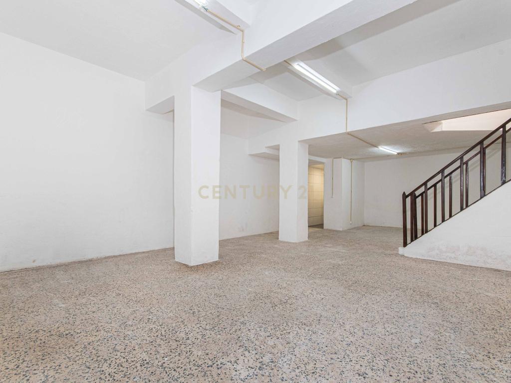 Loja de 2 pisos com montra + Arrecadação convertida em estúdio remodelado com entradas independentes (Damaia) - Image 14