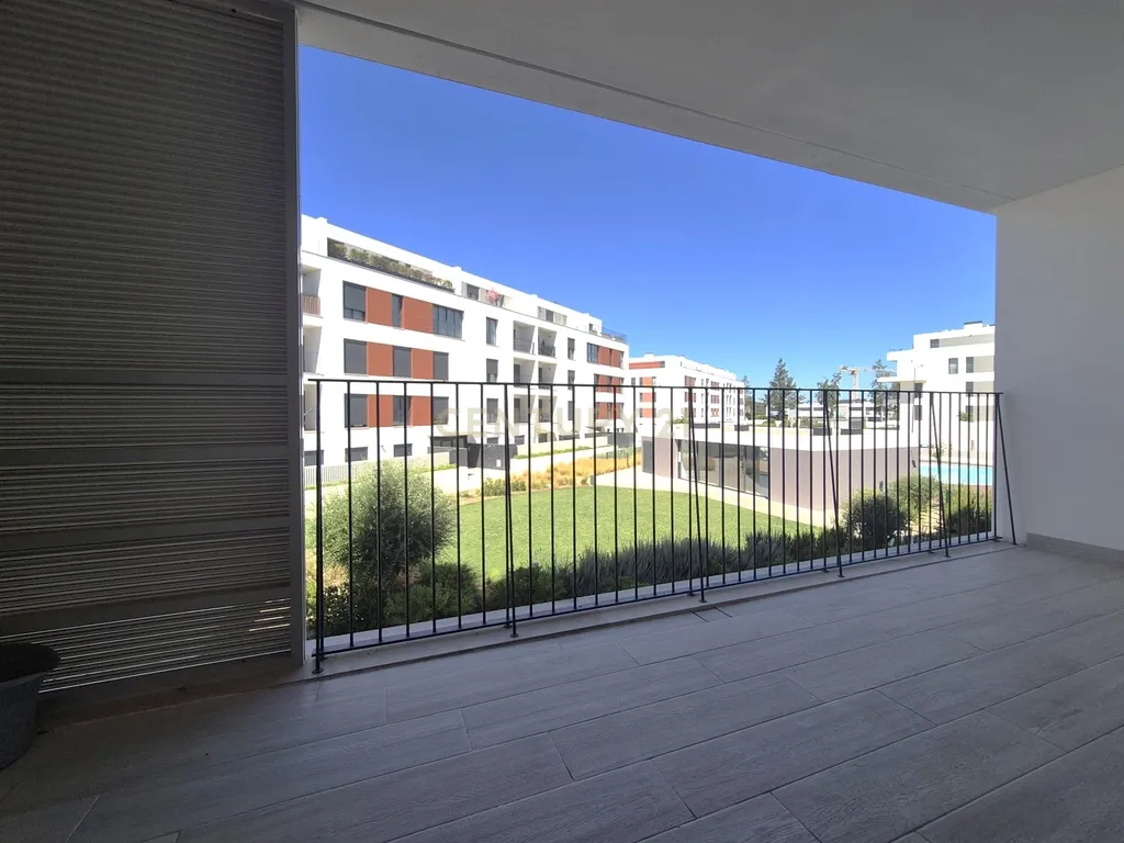 T2 novo, 2 generosas varandas, parqueamento e arrecadação, prédio de 2023 – Quinta do Pinhão, Verdizela - Image 3