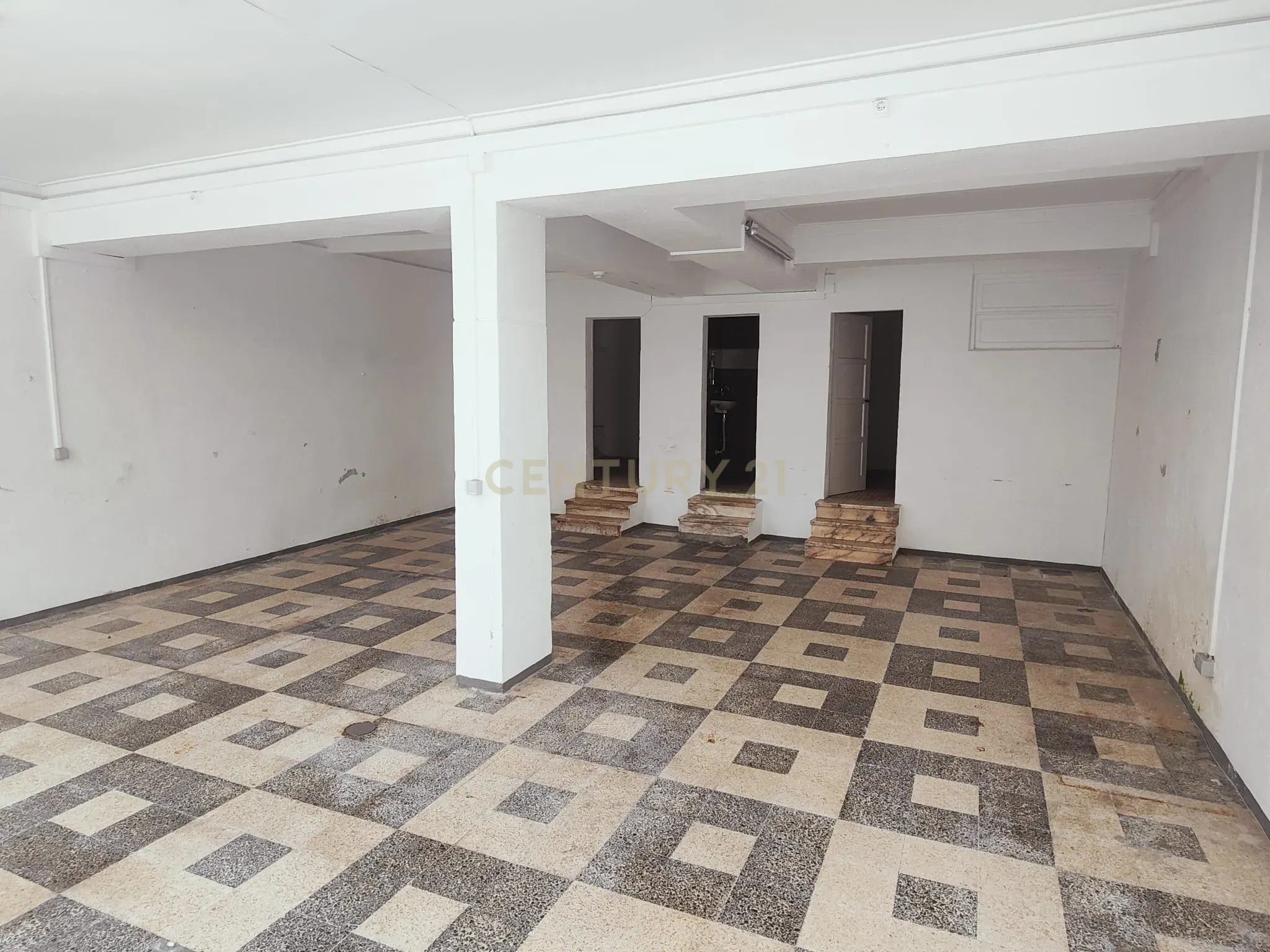 Prédio Bi-Familiar T2 e 2 Anexos Tipologia T1 Em Zona Residencial Tranquila Na Póvoa de Santo Adrião  - Image 2