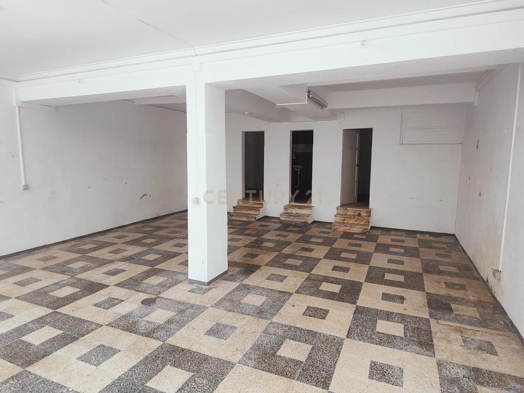 Prédio Bi-Familiar T2 e 2 Anexos Tipologia T1 Em Zona Residencial Tranquila Na Póvoa de Santo Adrião  - Image 2