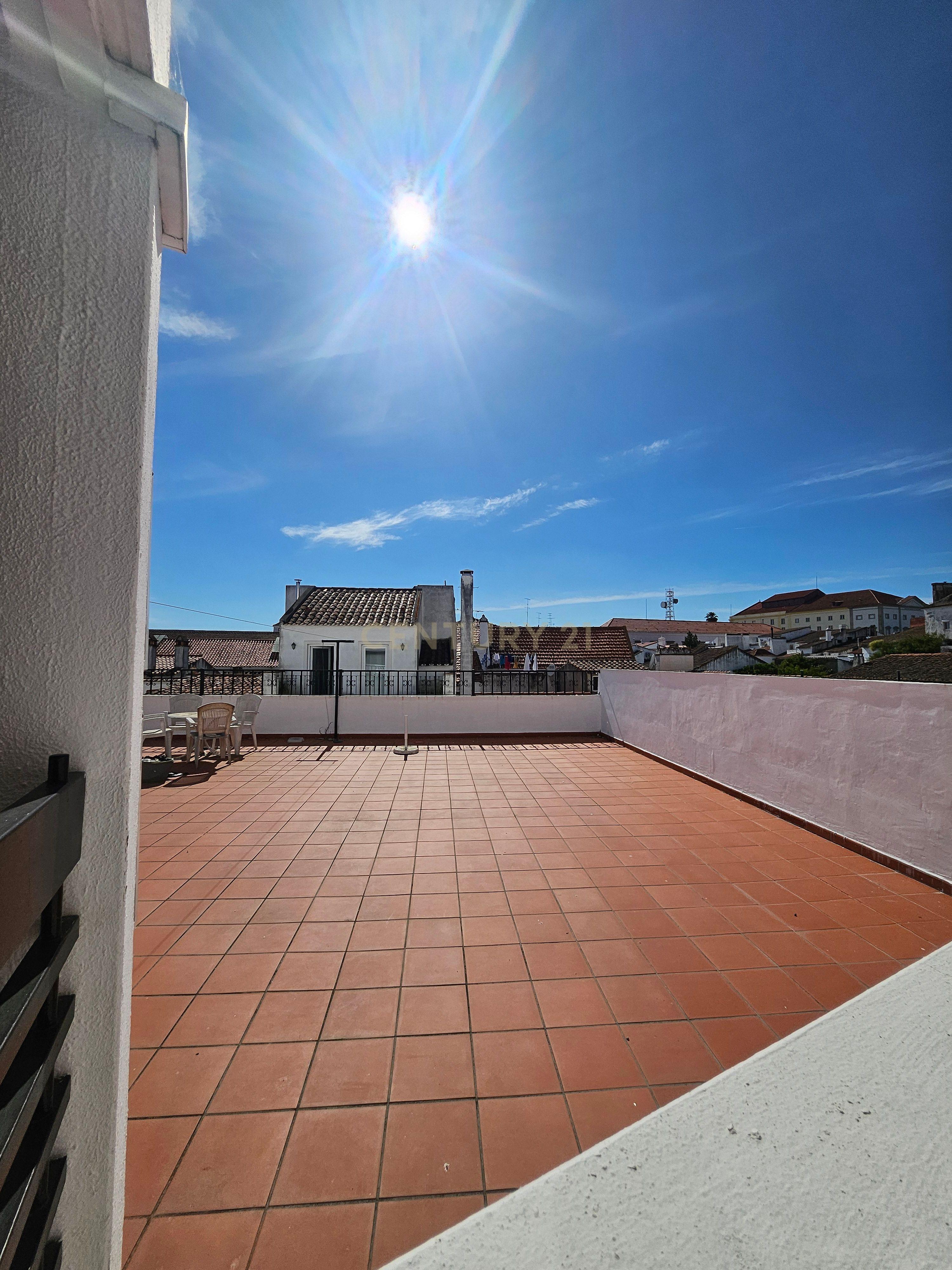 Apartamento T3 com terraço e garagem Condomínio Santa Catarina, Centro Histórico de Évora - Image 3