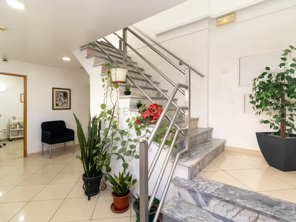 Loja na Amora em zona priveligiada com 180m2 com dois pisos! - Image 18