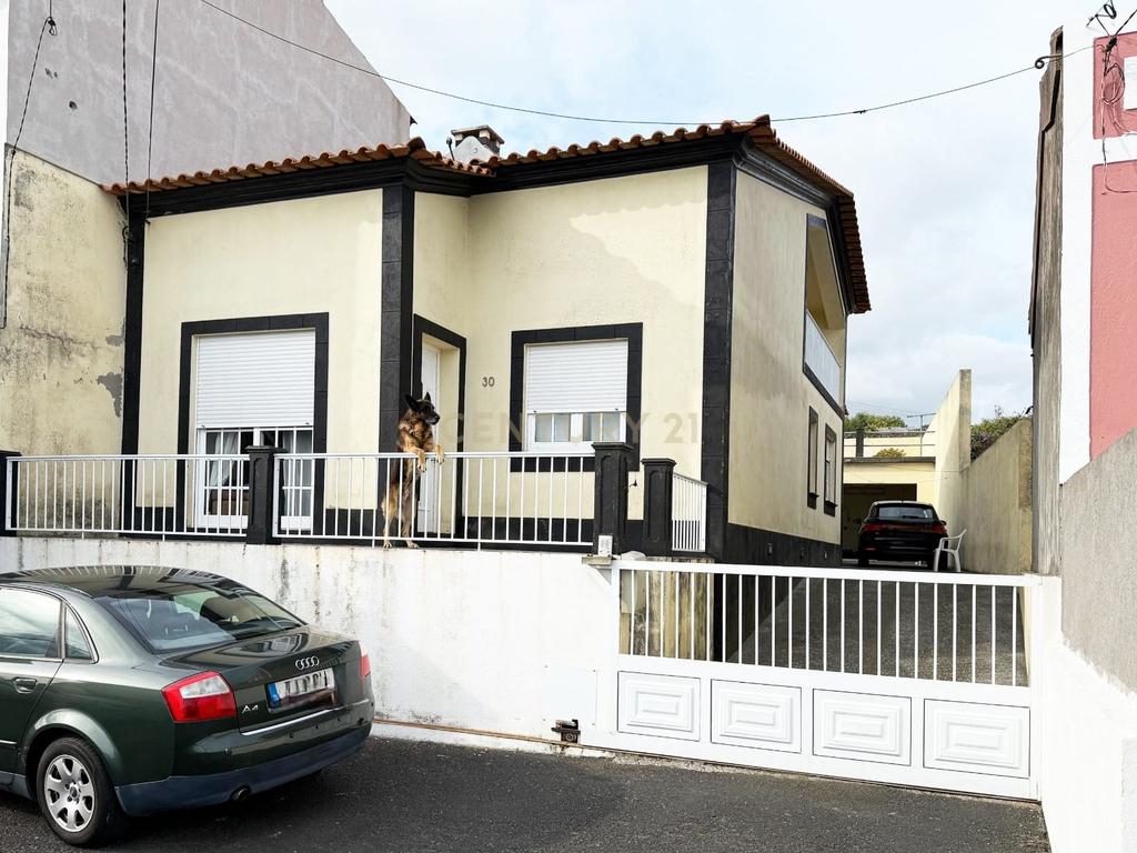 Excelente moradia T2 com garagem em Ribeirinha - Image 1
