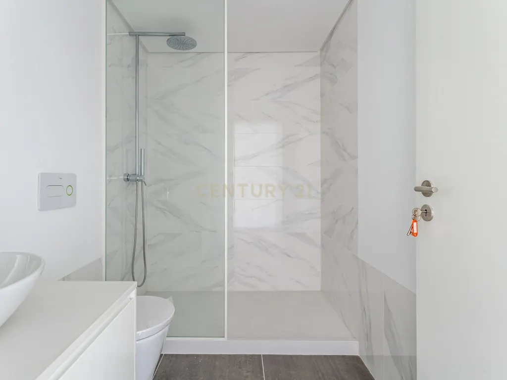 Apartamento T2 novo com varanda Rua Palmira Lisboa - Image 17