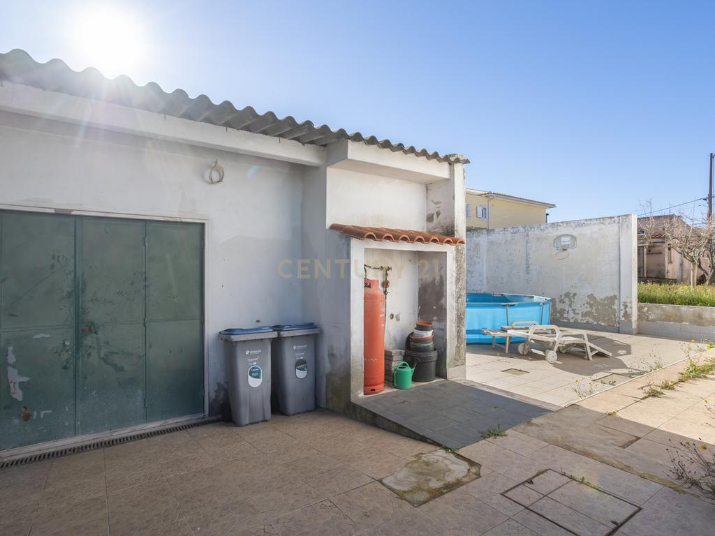MORADIA TÉRREA T3 COM SÓTÃO E GARAGEM + MORADIA T5 (Benfeitoria) -  EM FERNÃO FERRO - Image 30