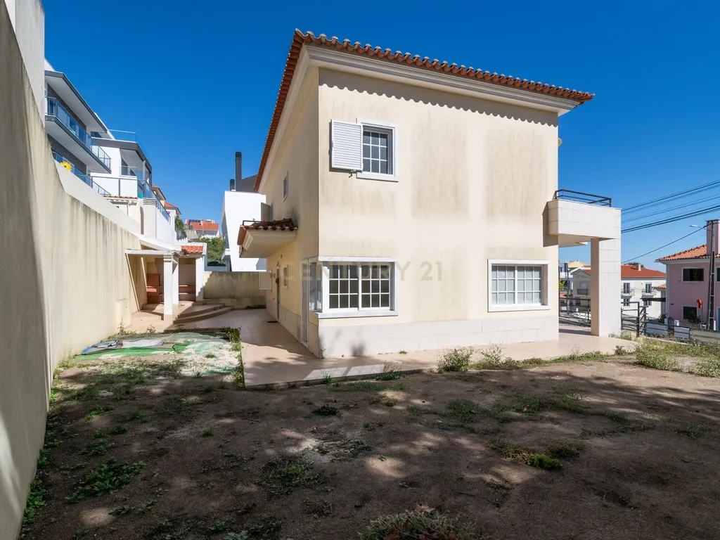 Moradia T4+1 | 368 m² | Garagem para 4 Viaturas | Casal do Bispo, Famões - Image 42
