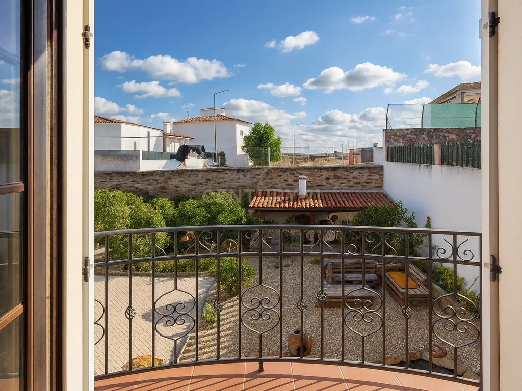 Oportunidade Única! Elegante Moradia + Apartamento T2 + Espaço + Funcionalidade = Qualidade de Vida. - Image 29