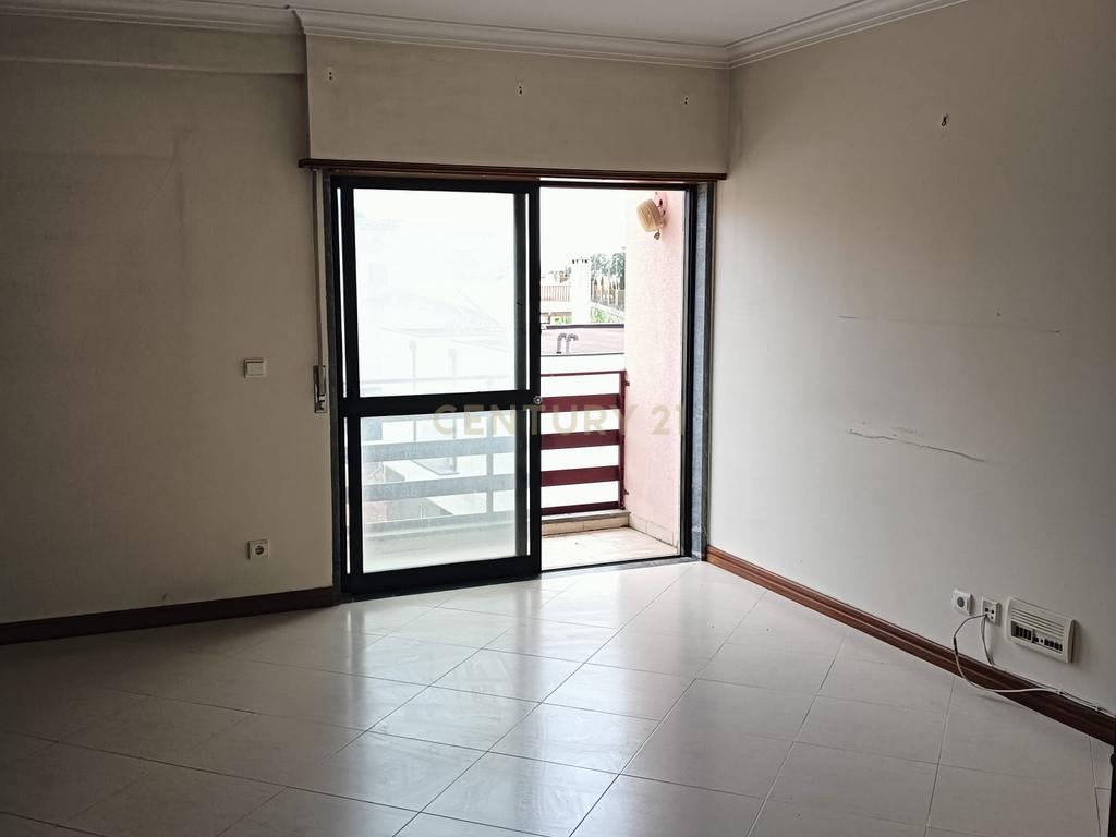T3 com Suite/Garagem e Arrecadação - Vialonga - Image 12