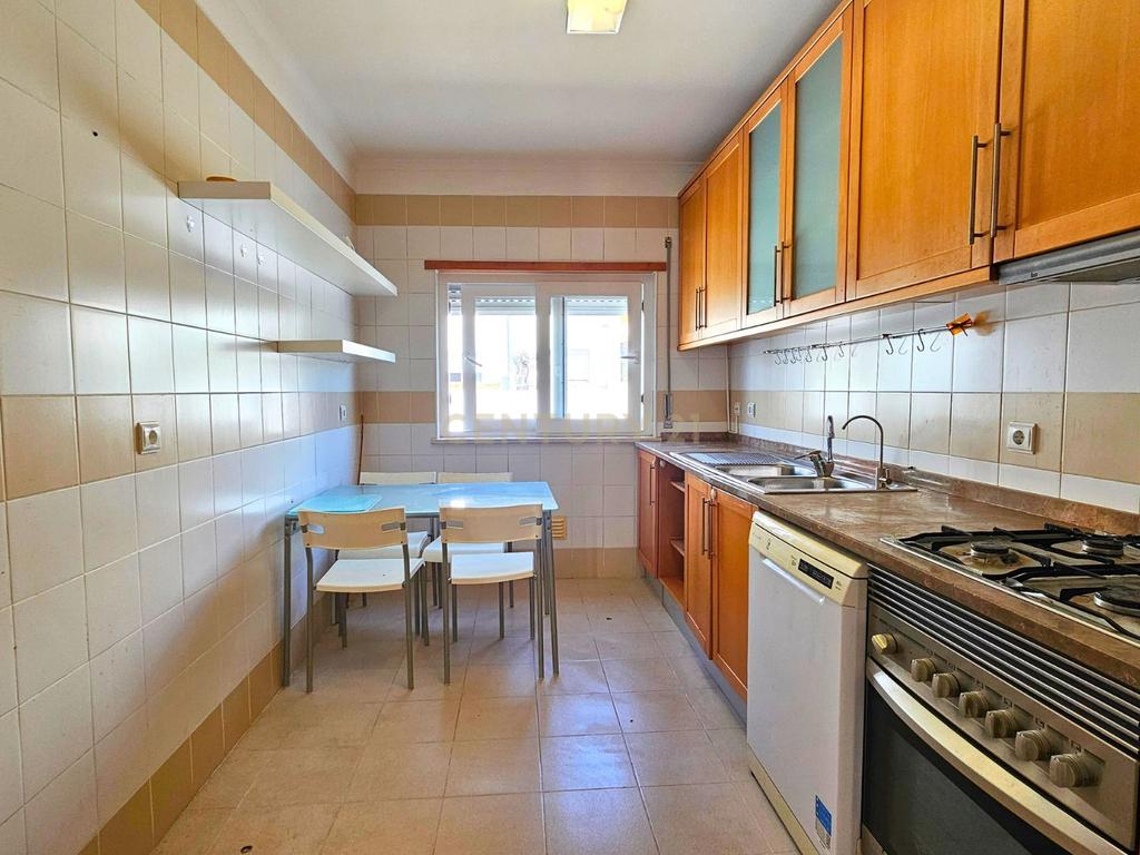 Moradia T4 em Oeiras para arrendar com garagem e terraço - Image 9