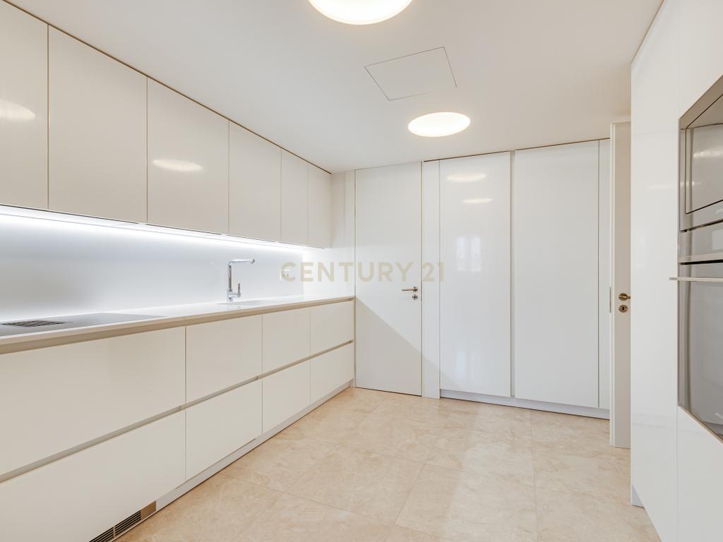 Apartamento T2+1 inserido no emblemático Edifício "Alegria 25". - Image 12