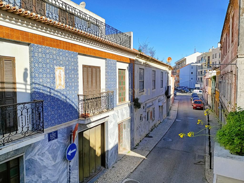 Prédio Misto (Loja + Apartamento T2) - Centro de Vila Franca de Xira - Image 11