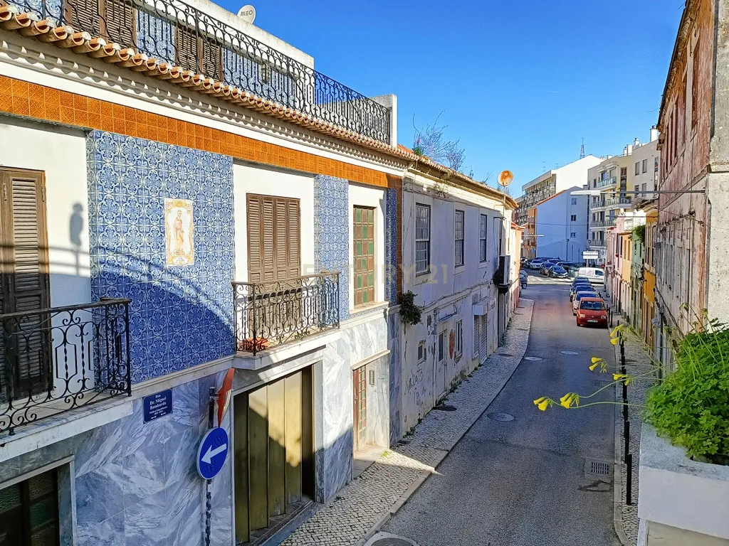 Prédio Misto (Loja + Apartamento T2) - Centro de Vila Franca de Xira - Image 11