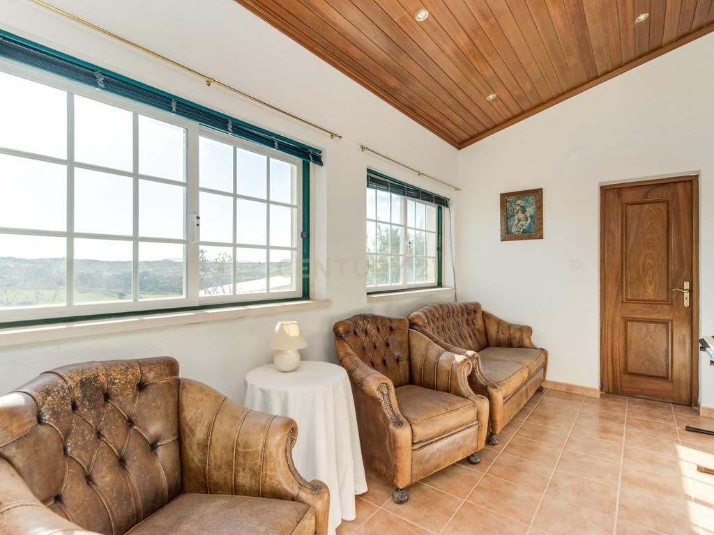 Moradia Isolada T3 com 2480m2 de terreno, poço e com anexos - Image 11