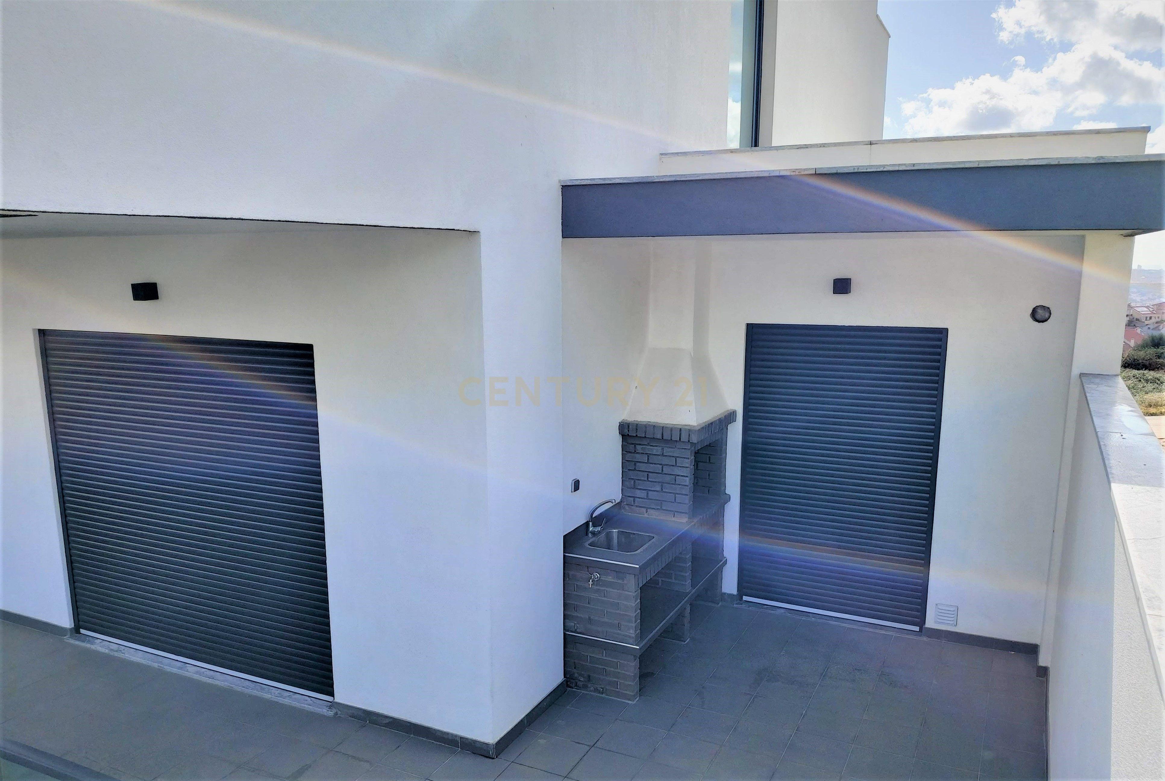 MORADIA T5 + 3 EM FAMÕES, COM PISCINA, JARDIM E BOX PARA 4 CARROS - Image 28
