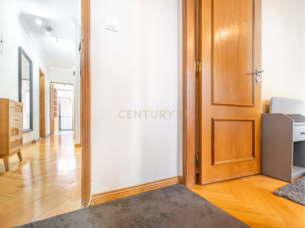 APARTAMENTO T2+1 COM TERRAÇO EM CAMPO DE OURIQUE - Image 11