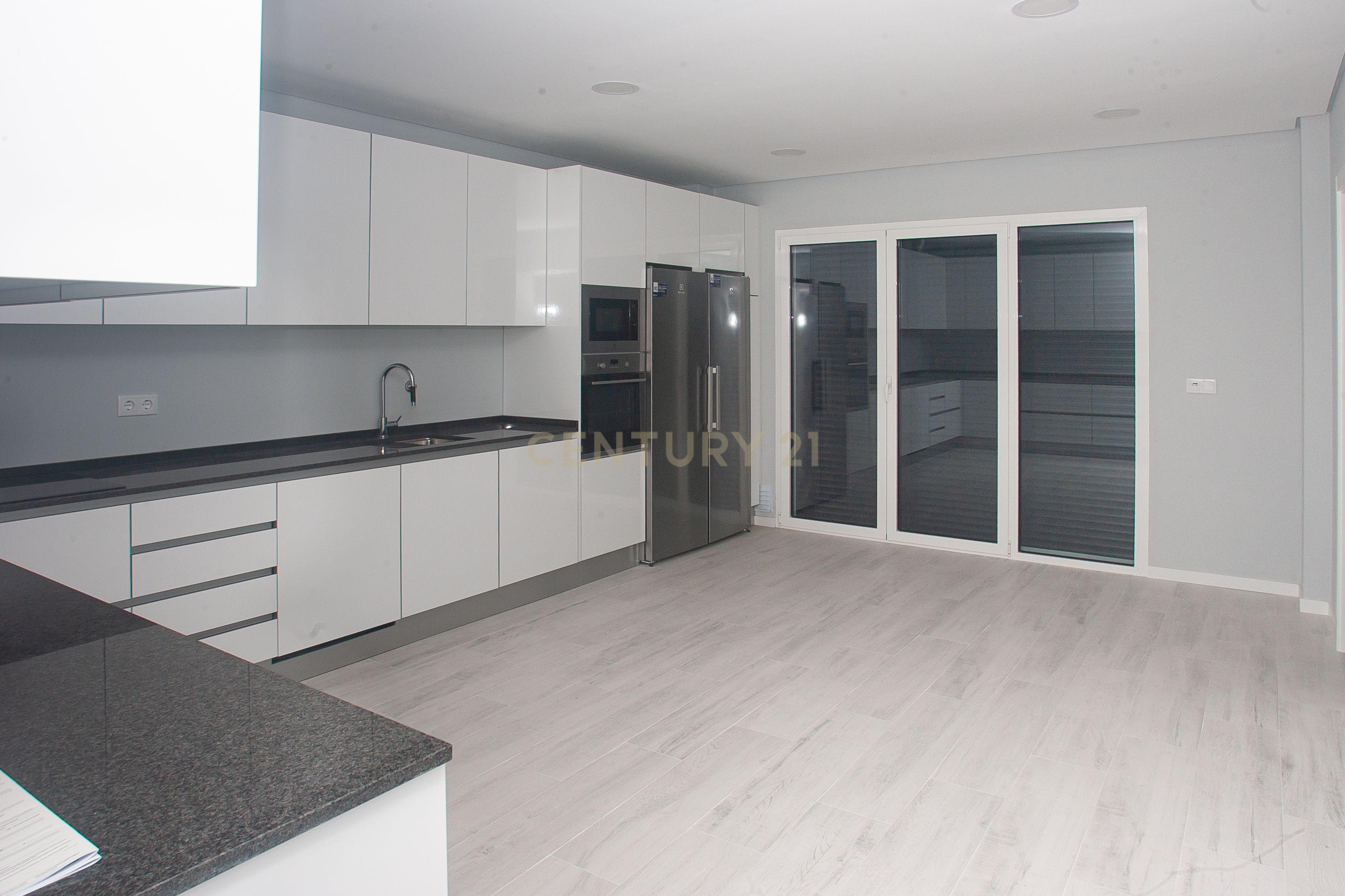 MORADIA T5 + 3 EM FAMÕES, COM PISCINA, JARDIM E BOX PARA 4 CARROS - Image 10