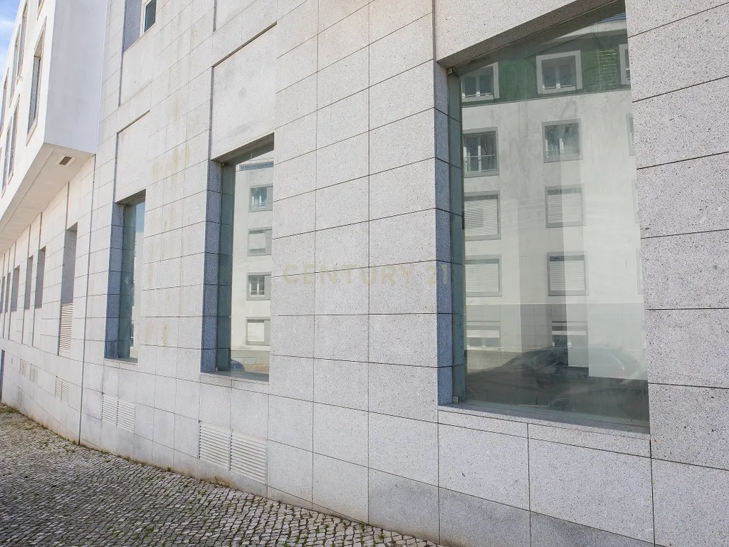 Espaço Comercial junto a Estação de Benfica - Image 1