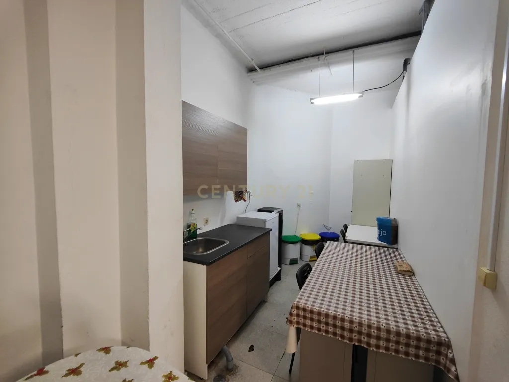 Loja em Alverca, arrendada por 700,00€ mês, com parqueamento e arrecadação - Image 11