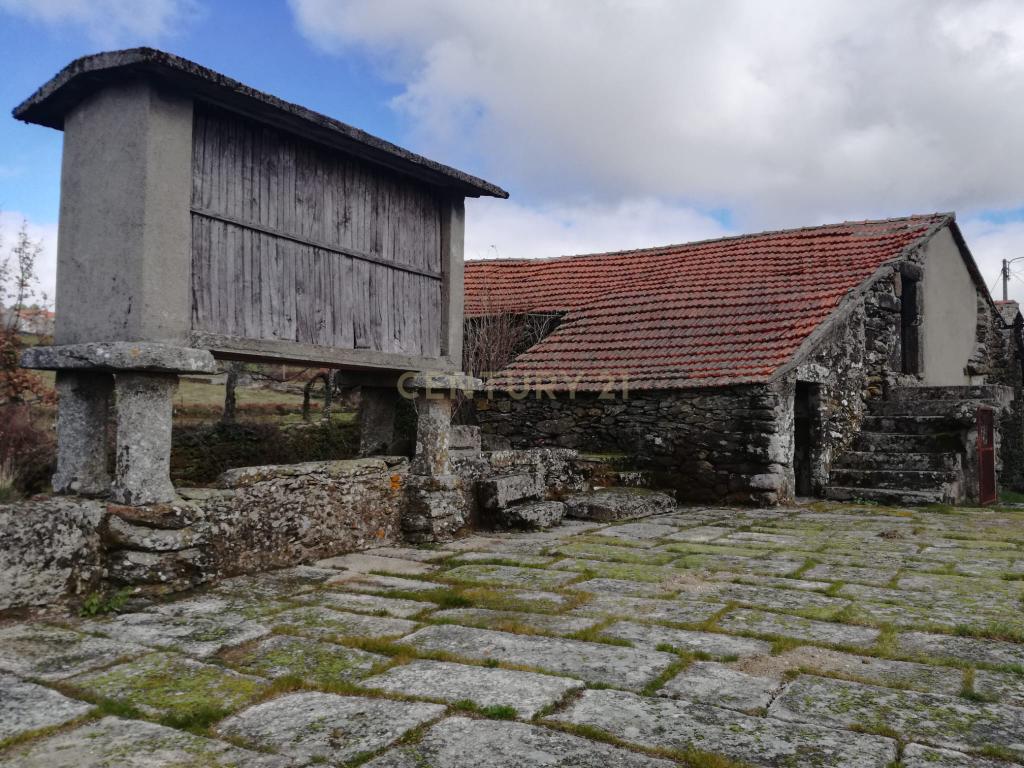 Casinhas para restauro em Amiar - Montalegre. - Image 1