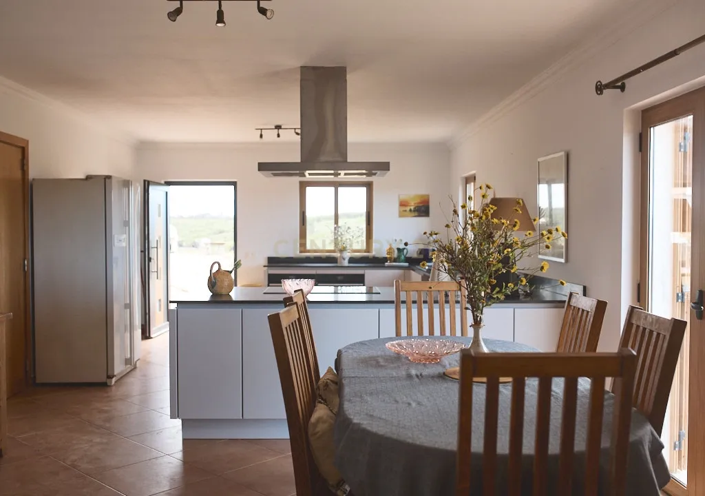 Acorde com vistas deslumbrantes sobre o oceano no seu rancho exclusivo de 8,4 hectares no Algarve, em Aljezur! Inclui uma casa principal ecoeficiente com certificação energética A, perto de praias de surf lendárias. Este é o seu refúgio costeiro definitivo — agarre esta oportunidade rara e agende hoje mesmo a sua visita! - Image 8