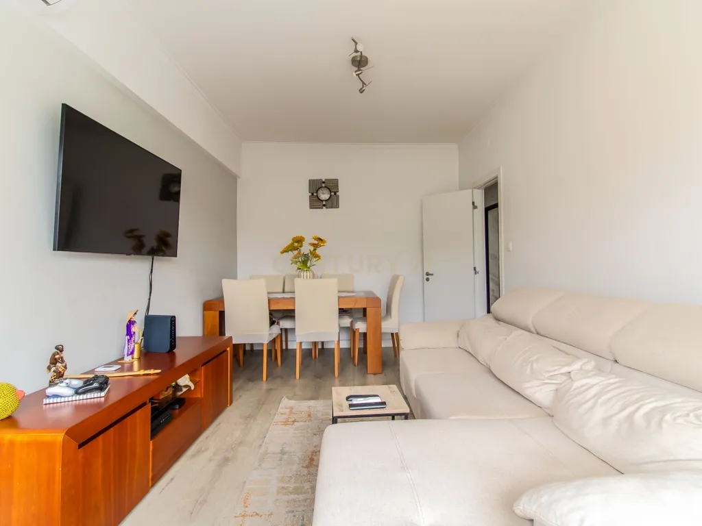 Apartamento T2 , com varanda e arrecadação , perto do metro - Odivelas - Image 3