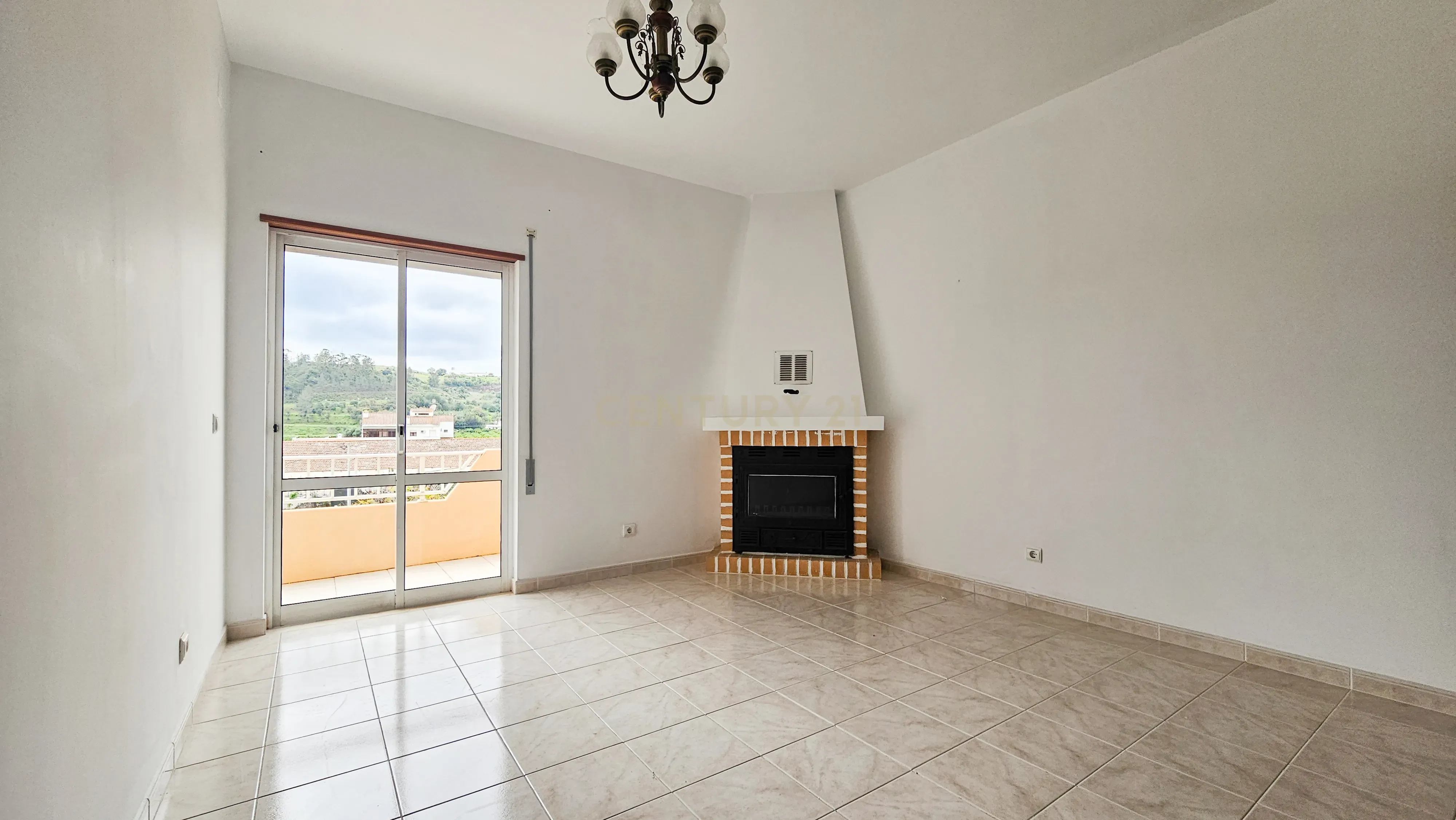 Apartamento T2 | Garagem Box | Arrecadação | Bom Estado | Varandas - Image 1