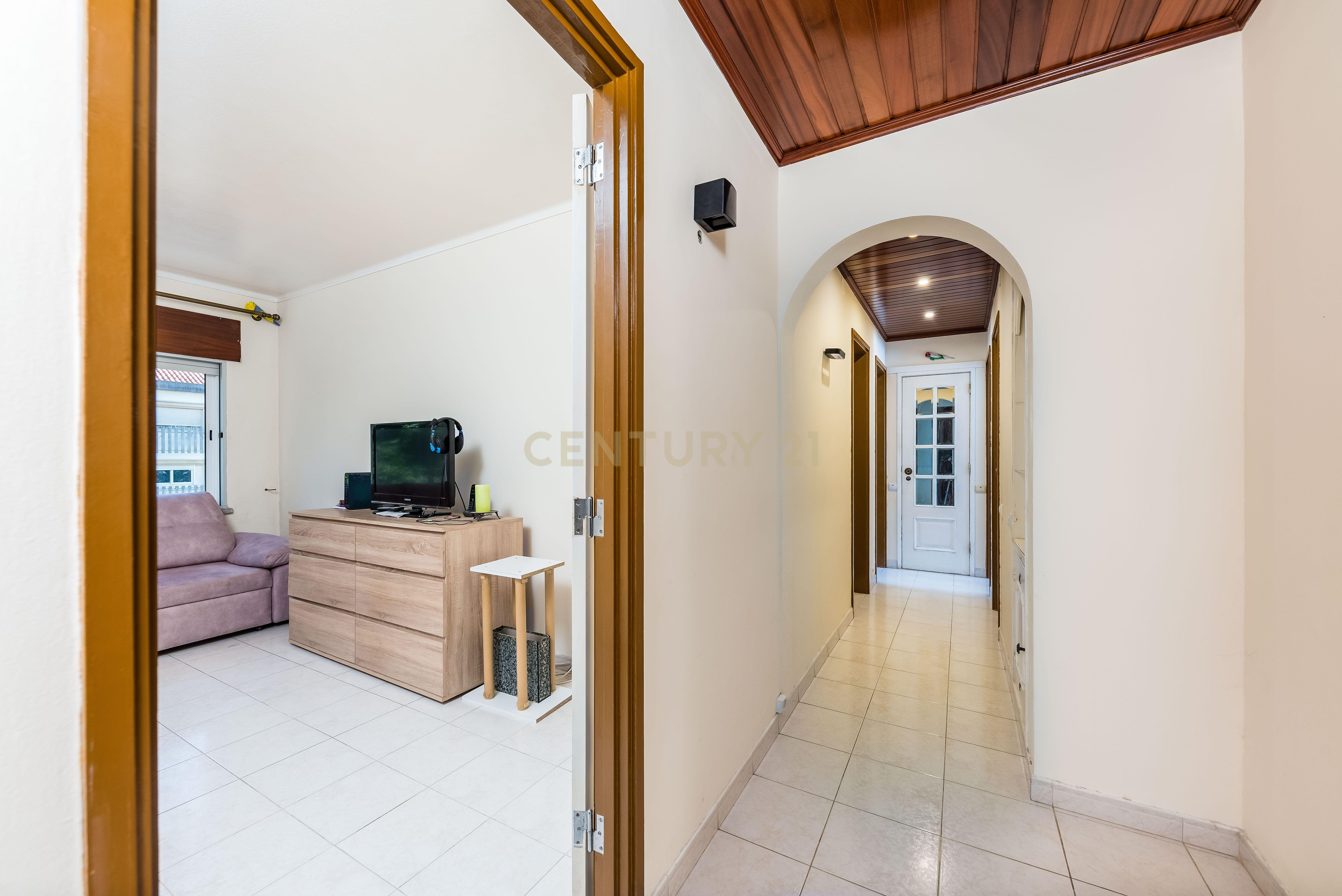 Fotografia 8 de Apartamento T4 convertido em T3 | Mira-Sintra