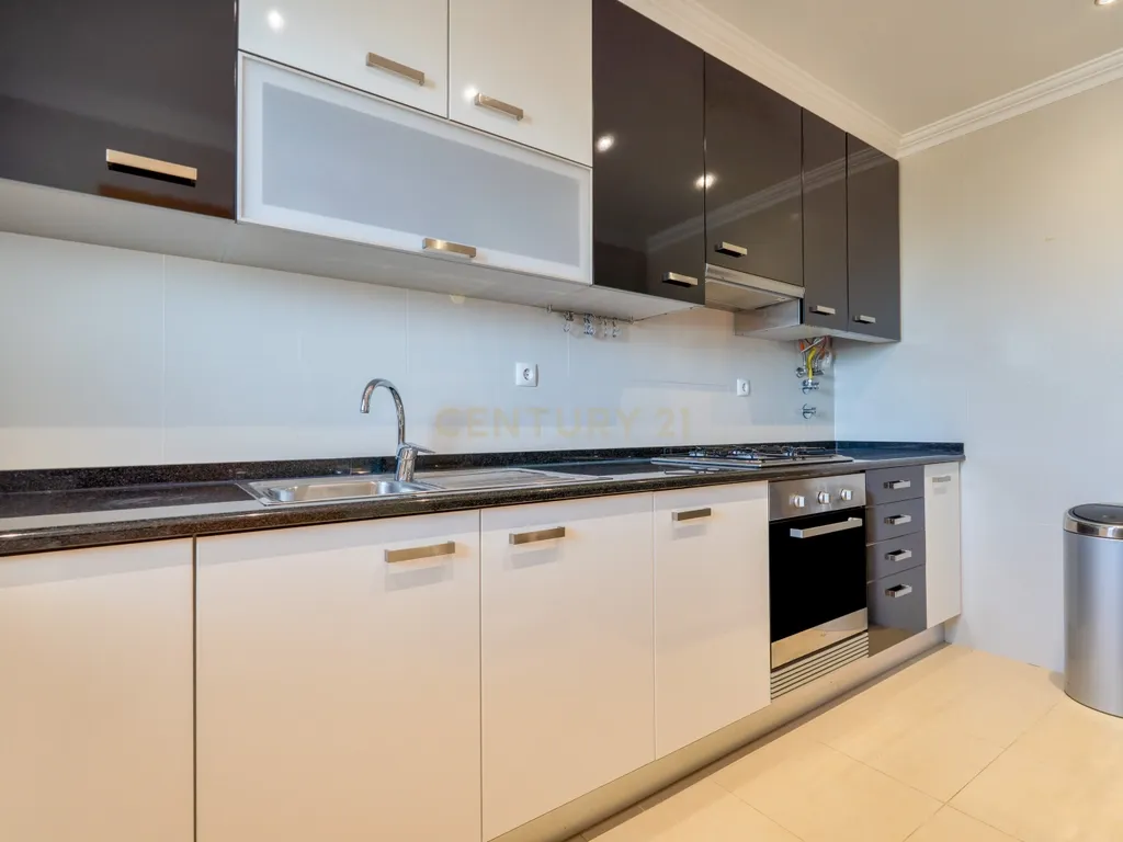 Apartamento Duplex em condomínio privado com piscina, e grande zona verde. - Image 12