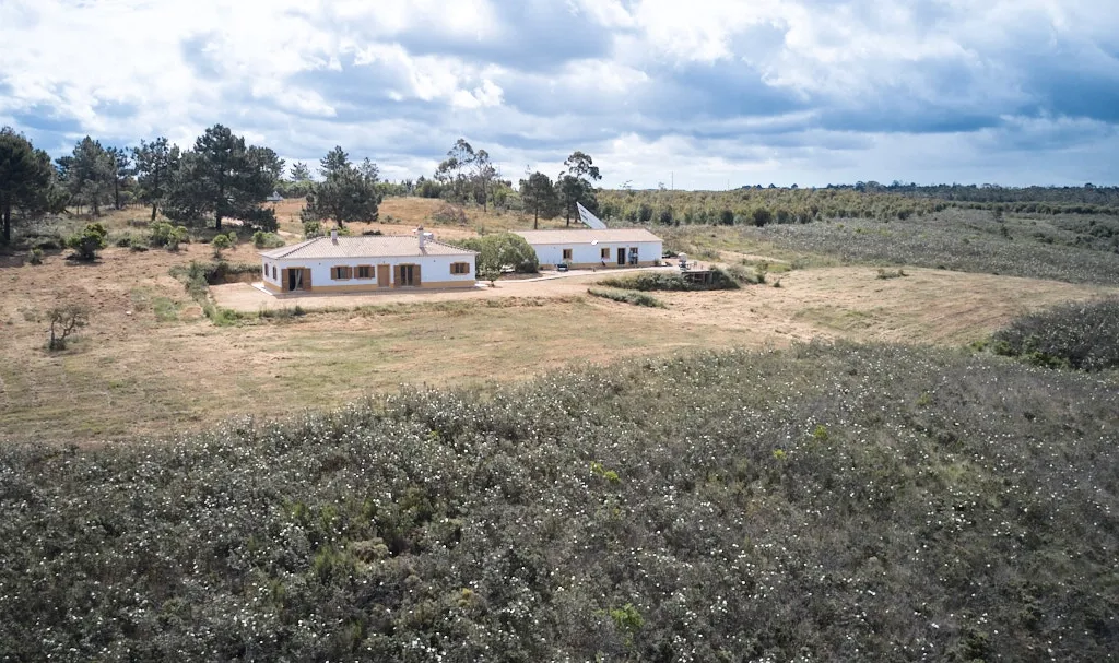 Acorde com vistas deslumbrantes sobre o oceano no seu rancho exclusivo de 8,4 hectares no Algarve, em Aljezur! Inclui uma casa principal ecoeficiente com certificação energética A, perto de praias de surf lendárias. Este é o seu refúgio costeiro definitivo — agarre esta oportunidade rara e agende hoje mesmo a sua visita! - Image 59