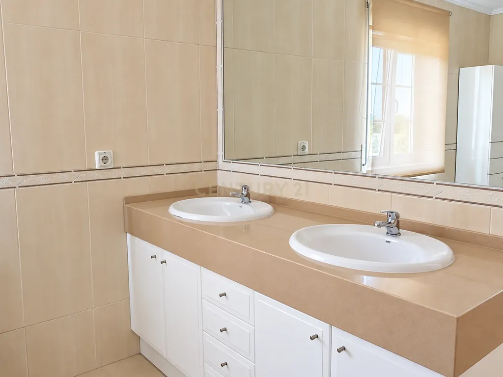 Moradia T4 com Piscina, Espaço Gourmet e Excelente Exposição Solar - Image 31