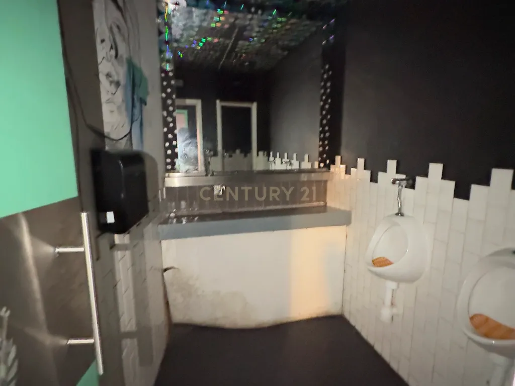 Largo de Santos | Espaço Comercial / Bar / Cafetaria — Sem Trespasse e Pronto a Abrir - Image 25