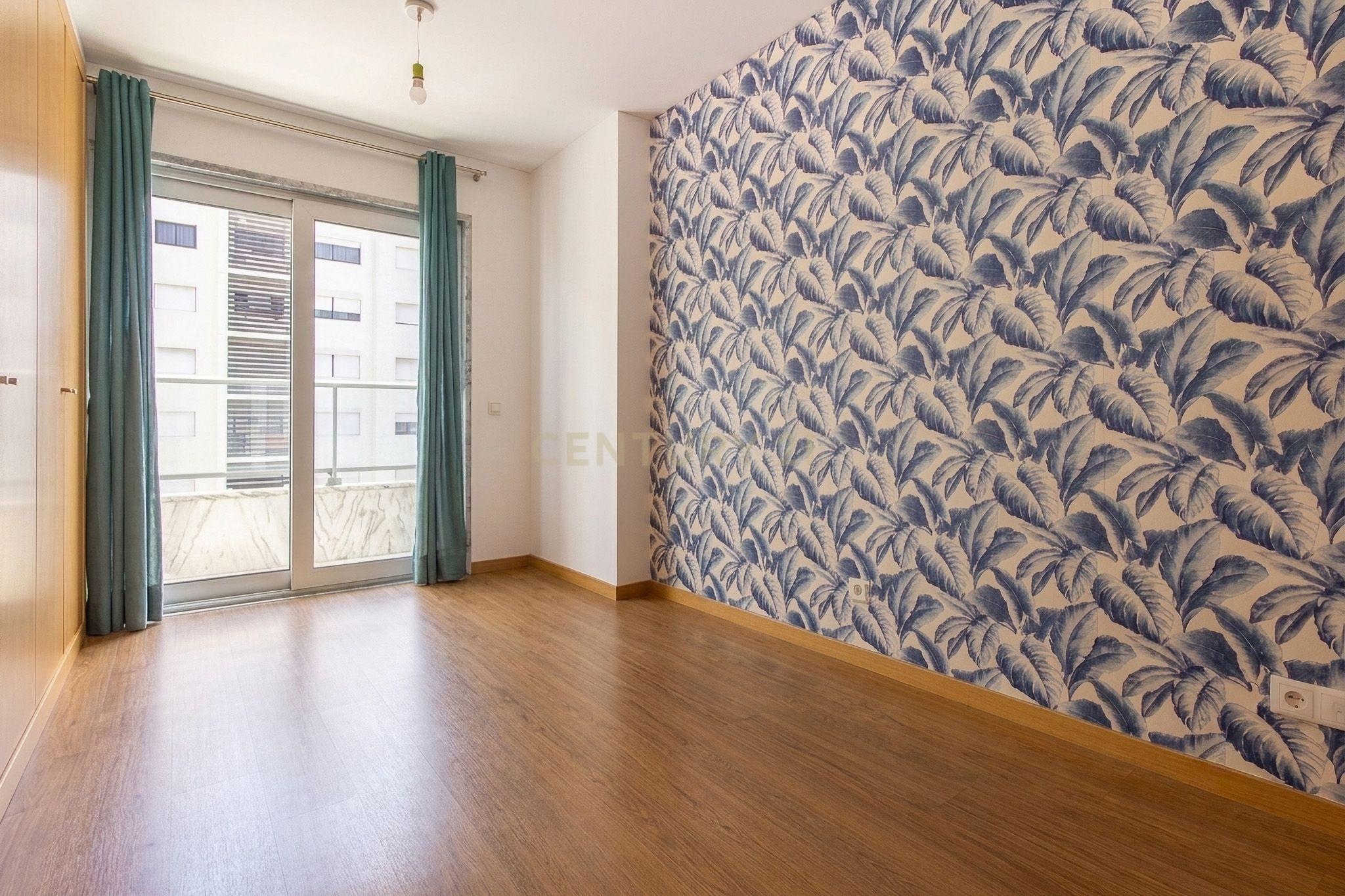 Fotografia 4 de Apartamento T2 moderno com lugar de garagem, Quinta do Património (Sacavém)
