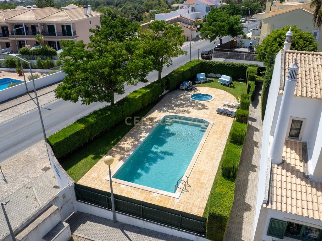 Moradia de Canto T2+2 com jardim em Condomínio Privado com Piscina – Ferreiras, Albufeira - Image 24