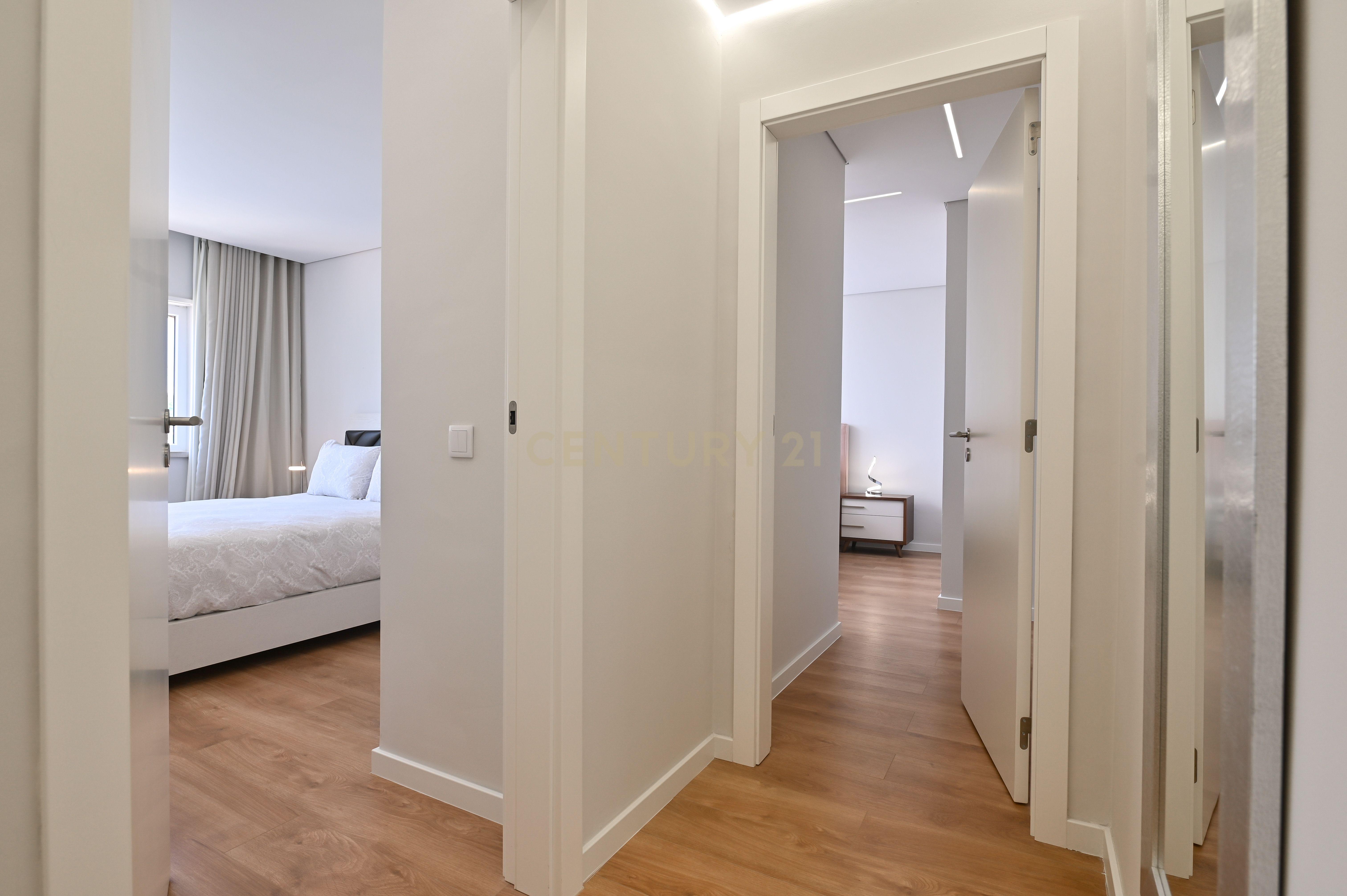 Fotografia 10 de Apartamento Renovado em Cascais com Terraço e Garagem