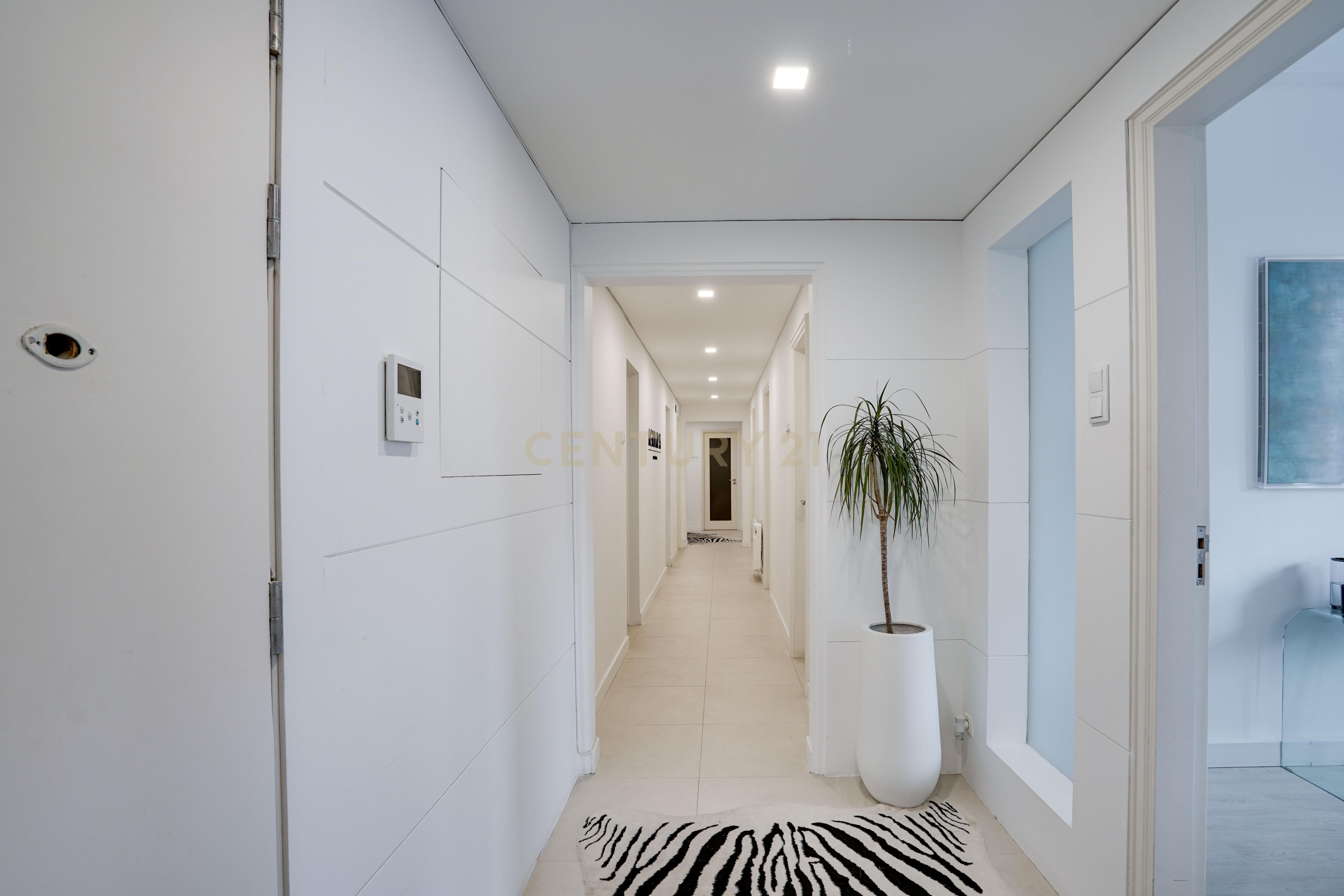 Apartamento T6 Avenida António Augusto de Aguiar - Image 6