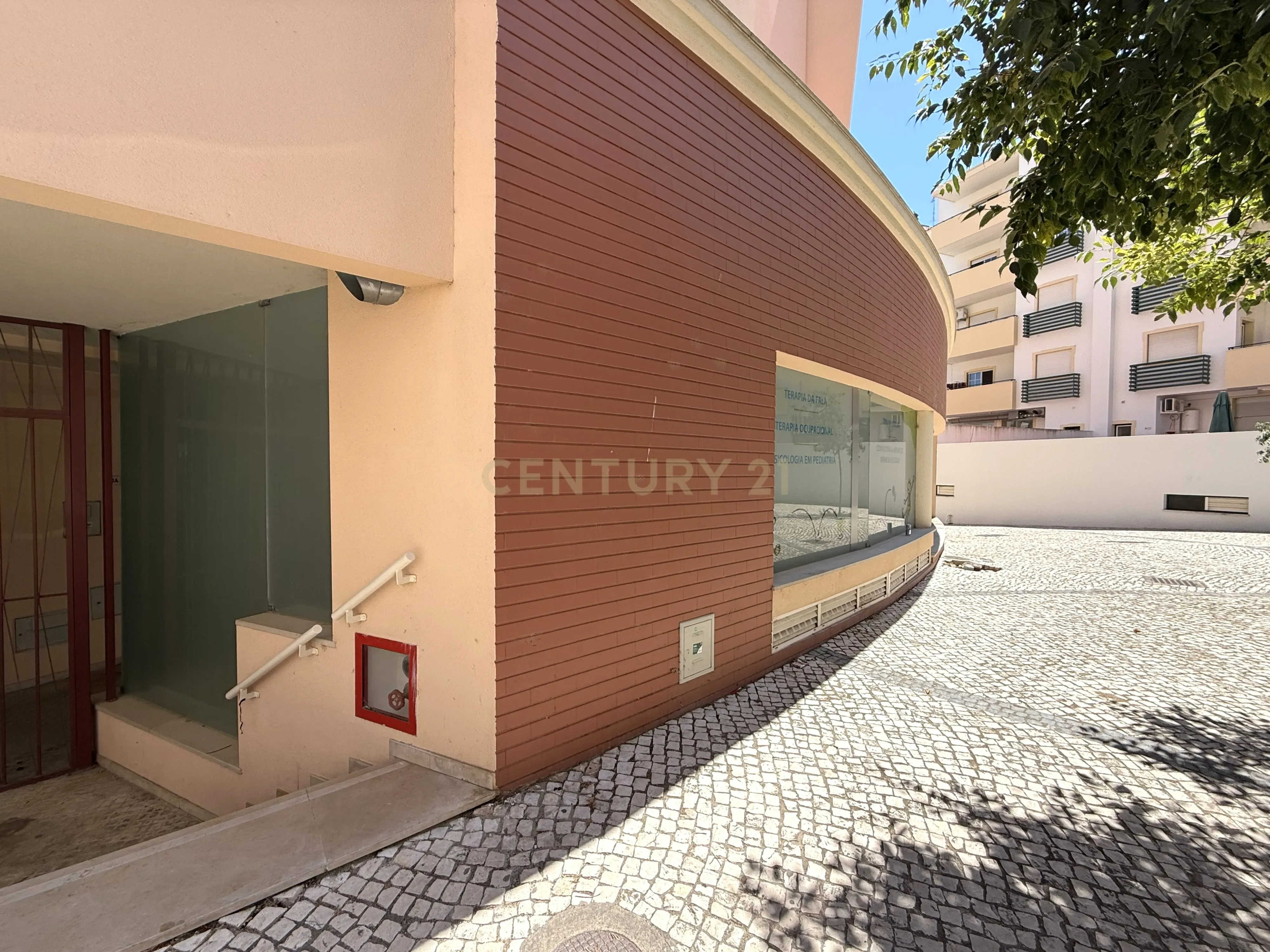 Fotografia 3 de Espaço comercial com montras panorâmicas - Penha, Faro