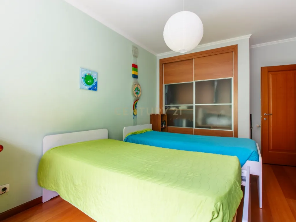 Espaçoso T3 com Varanda em Caparica, Almada - Image 21