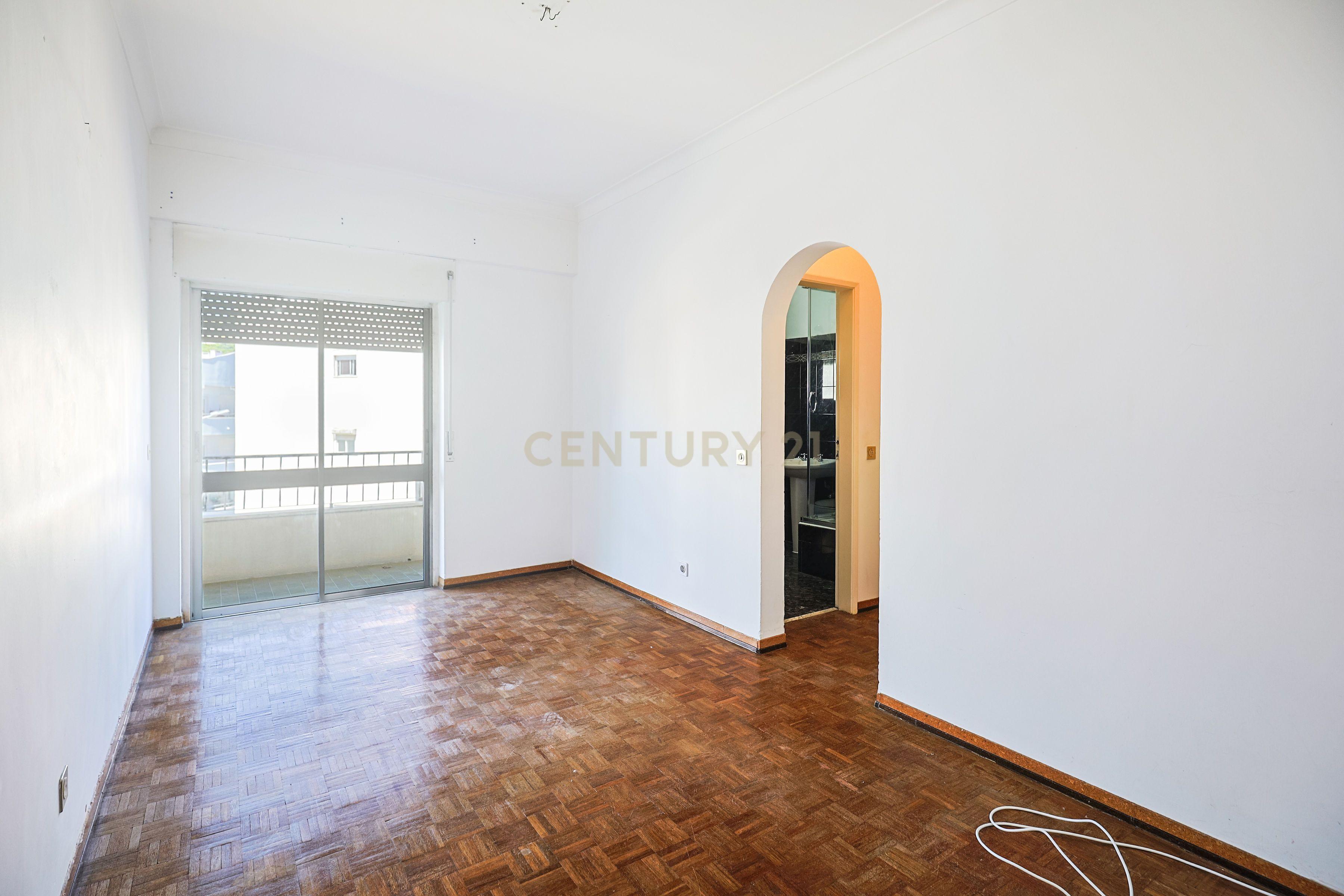 Apartamento T3 com elevador e varanda em Vila Franca de Xira - Image 7