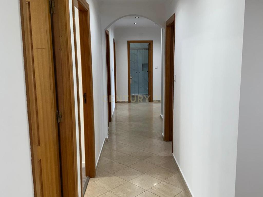Apartamento T3 com terraço e garagem fechada para Arrendamento – Encosta do Sol - Image 4