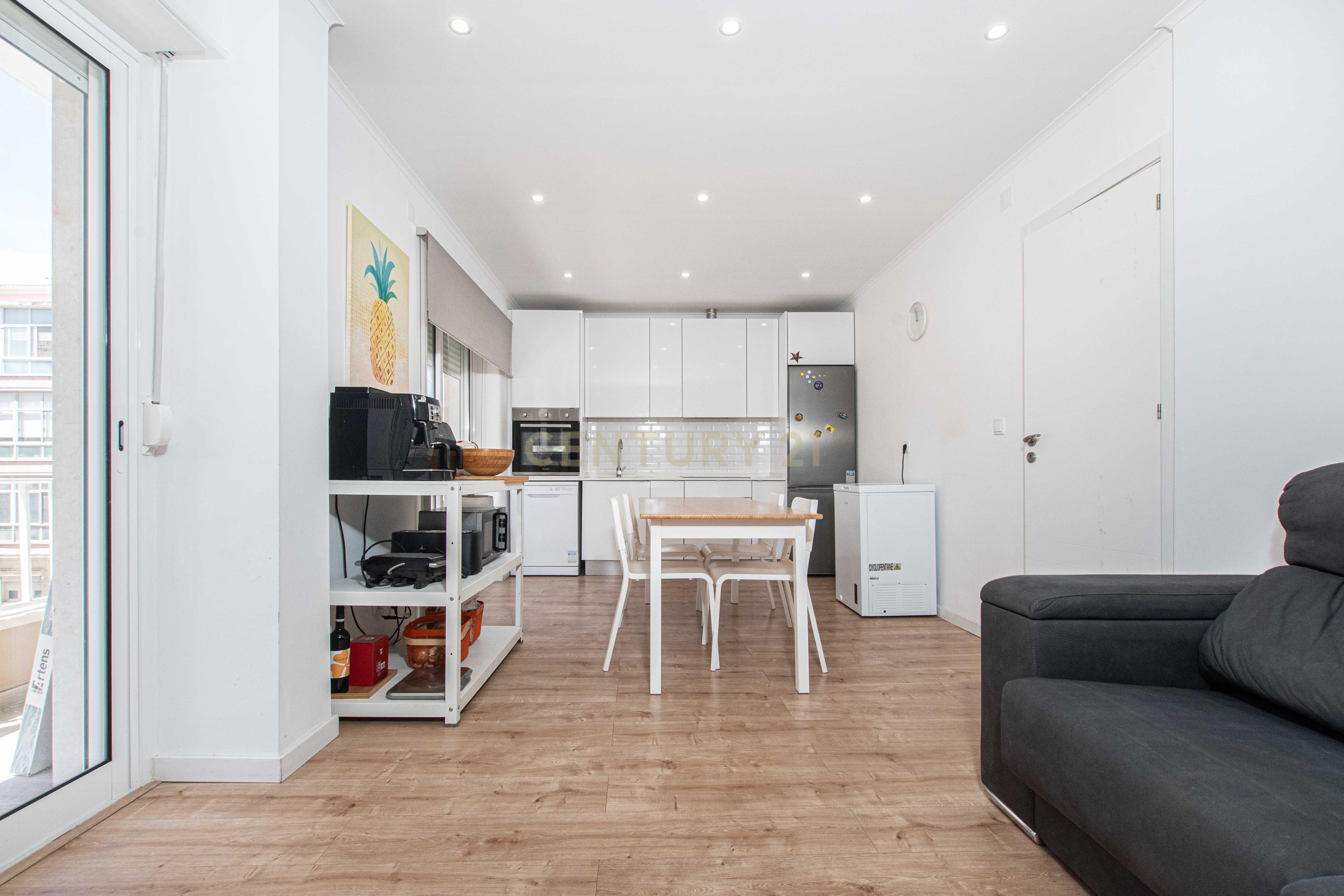 Fotografia 4 de Apartamento T3 remodelado no Casal de São Brás , Amadora