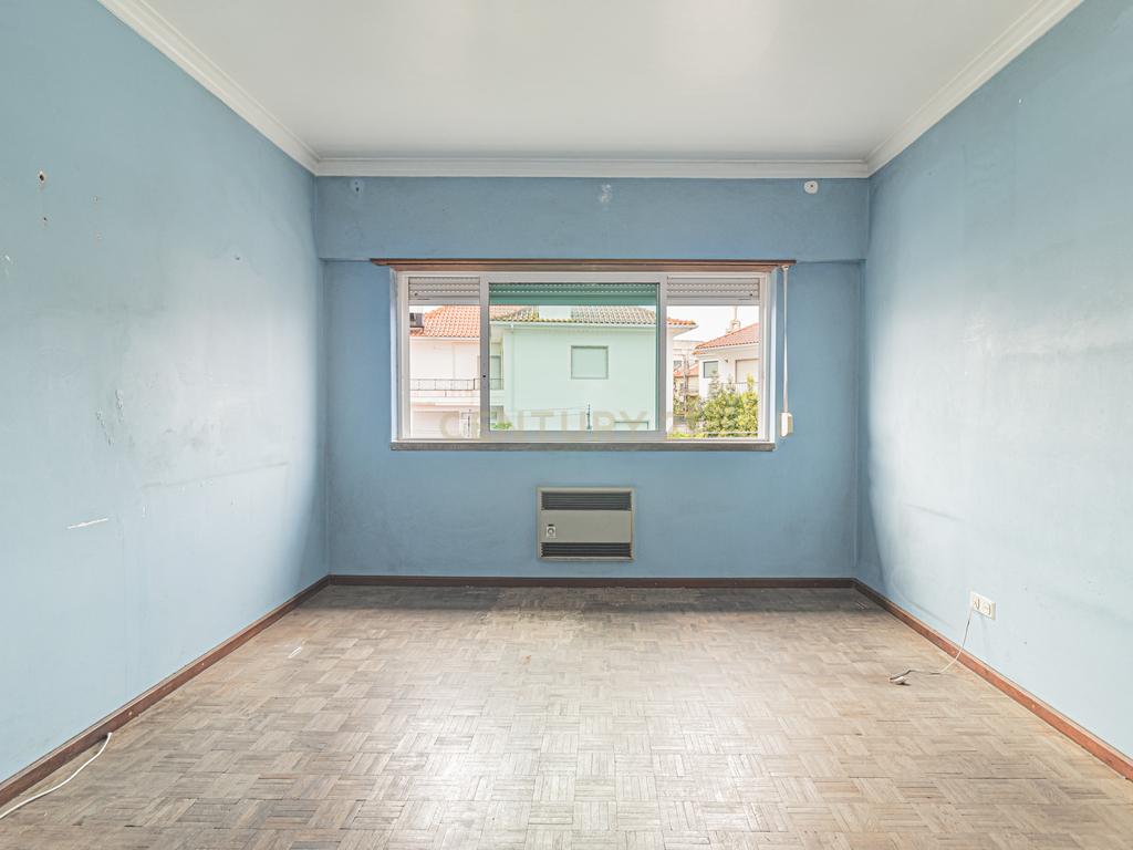 Moradia T5 com 220m2 no centro de Linda-a-Velha - Image 3