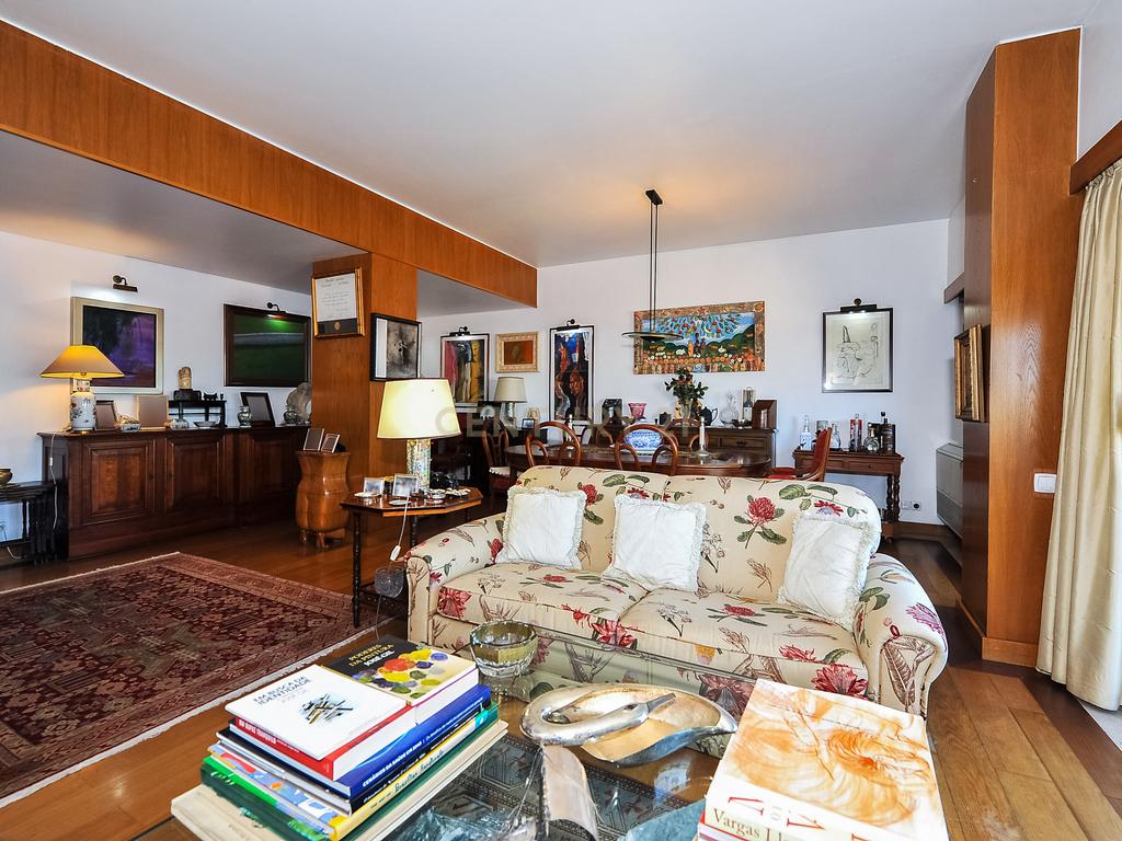 Espaçoso apartamento T4 em Condomínio Fechado, segurança 24h, na zona das Laranjeiras, na Calçada Palma de Baixo, perto das universidades - Image 11