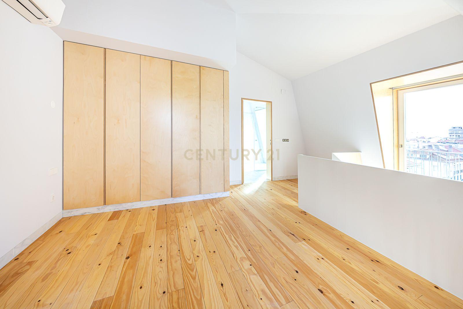 T1 Duplex de Luxo, com Terraço, em Campo de Ourique - Image 13
