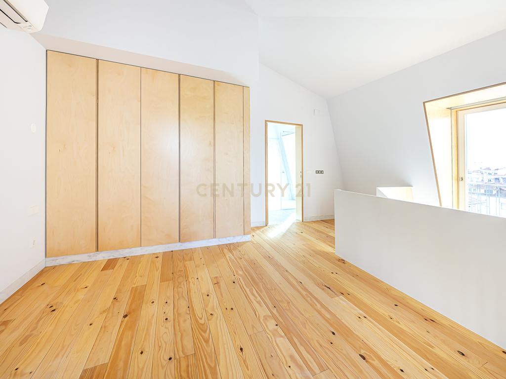 T1 Duplex de Luxo, com Terraço, em Campo de Ourique - Image 13