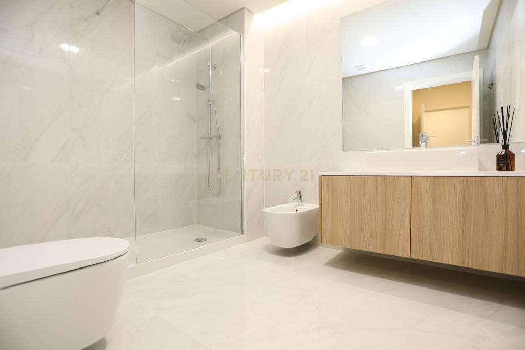 Apartamento T2 NOVO c/ varanda, arrecadação e parqueamento | Cavaleira | Sintra - Image 12