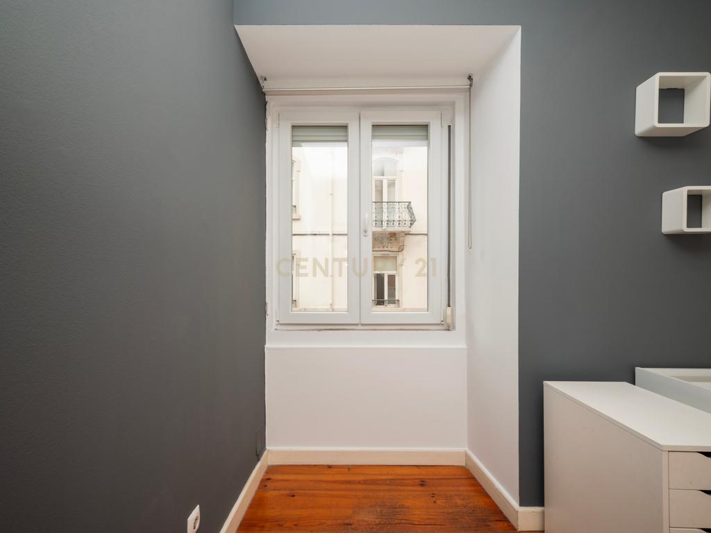 Apartamento T3 com terraço na Graça - Image 12