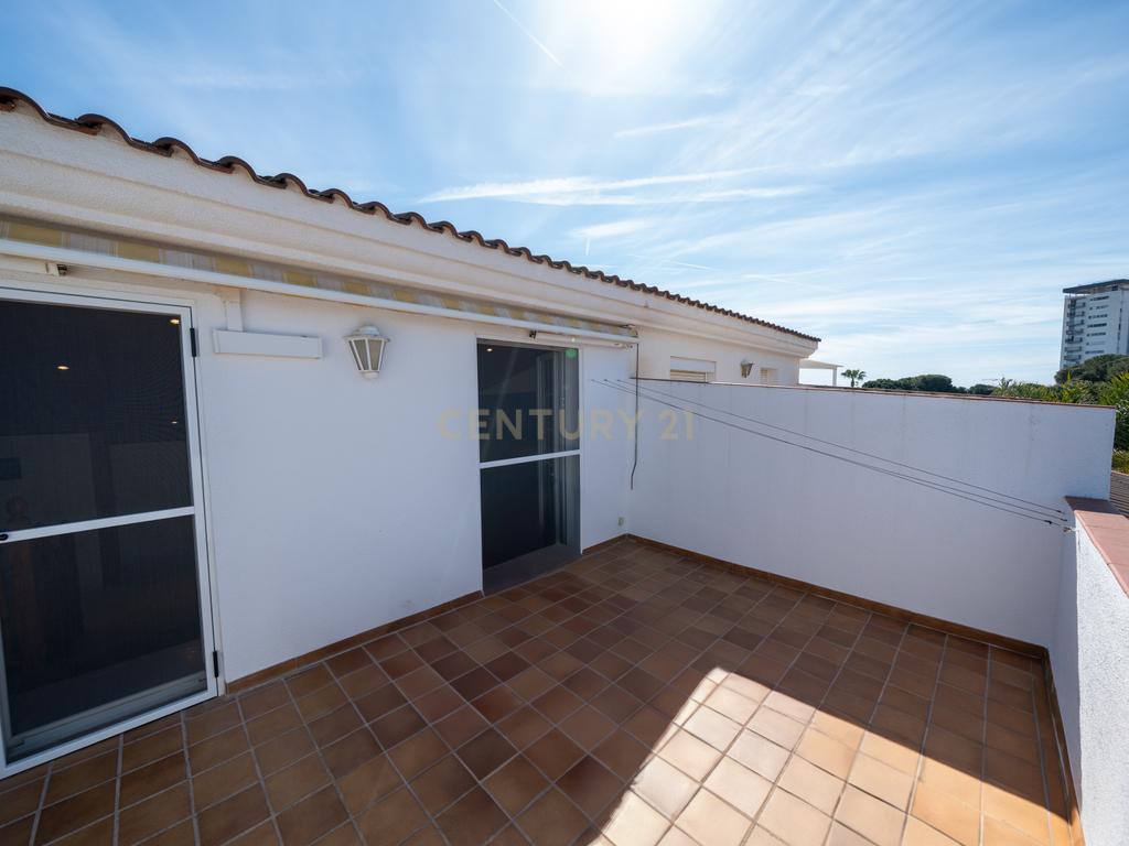 Apresentamos-lhe uma magnífica moradia em Cambrils — perfeita para quem procura conforto, estilo e excelente qualidade de vida na Costa Dourada. - Image 28