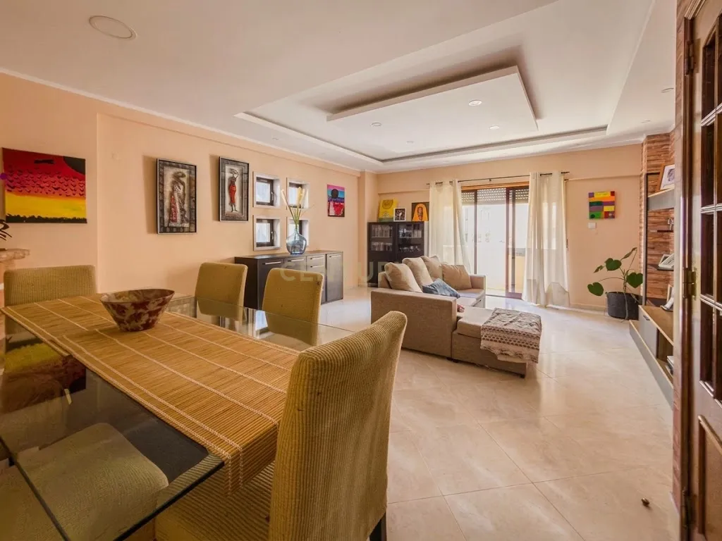 Apartamento T3 com Suíte, 3 Varandas e Arrecadação de 14 m² | Avenida 25 de Abril, Ramada - Image 2